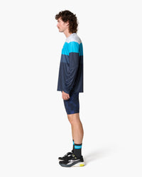 Maglia a maniche lunghe, indossata, vista laterale