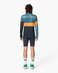 Maglia a maniche lunghe, indossata, vista posteriore