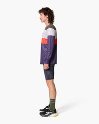 Maglia a maniche lunghe, indossata, vista laterale