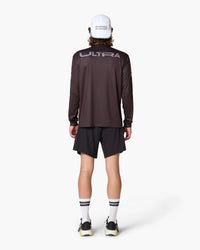 Maglia a maniche lunghe nera, indossata, vista posteriore