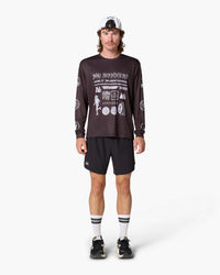 Maglia a maniche lunghe nera, indossata, vista frontale