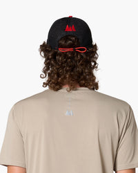 Cappello con visiera nero, indossato, vista posteriore