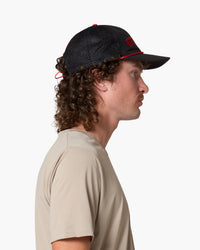 Cappello con visiera nero, indossato, vista laterale