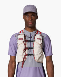 Maglietta con mezza zip, indossata sotto uno zaino a gilet