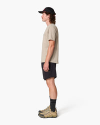 Pantaloncini corti neri, indossati, vista laterale