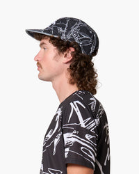 Cappellino da corsa nero, indossato, vista laterale