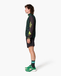 Gilet leggero senza maniche verde scuro, indossato, vista laterale