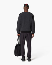 Maglione a girocollo nero, indossato, vista posteriore