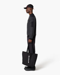 Maglione a girocollo nero, indossato, vista laterale