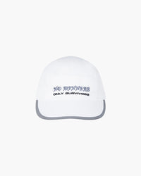 Cappellino bianco con scritta No Winners Only Survivors e profilo riflettente sulla tesa