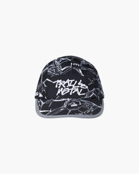 Cappellino 5-panel nero con grafica di filo spinato e scritta Trail is Metal, vista frontale