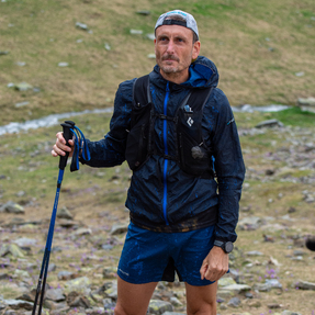 @@fcanetta  indossa una giacca antivento Lava con cappuccio, ideale in queste giornate fresche e variabili: se poi la temperatura si alza è facile da ripiegare e riporre nel vest, nella cintura o nella tasca degli shorts.
.
.
Filippo is wearing the Lava Windbreaker Hoodie Jacket, ideal for cool mid-season days: if the temperature rises it’s easy to fold up and put away in your vest, belt or even shorts pockets.