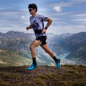 La T-shirt Himalaya, nella declinazione grigio-nera da uomo, è solo una delle tante maglie, bandane o cappellini dedicate alle montagne più iconiche. Si tratta di una collezione "storica" e forse la più amata di Wild Tee, perchè ci ricorda posti su cui abbiamo corso, camminato o fatto gare, vette con cui abbiamo conti aperti o, semplicemente, su cui sogniamo di salire.
.
The Himalaya T-Shirt, in the gray-black men's colorway, is just one of the many tees, bandanas or hats dedicated to the most iconic mountains all around the world. It’s a “historic” and perhaps Wild Tee's most beloved collection, it reminds us of places we have run, walked or raced on, peaks we have unfinished business with or, simply, dream of climbing one day.