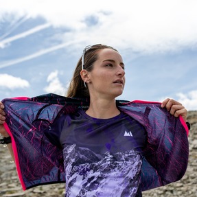 Pronti a conquistare i sentieri! Lava, giacca leggera e compatta, è la compagna perfetta per le avventure di running e trail running. Qui nella versione donna e senza cappuccio.
.
.
Be ready to conquer the trails! Lava, a light and compact jacket, is the perfect companion for running and trail running adventures. Here in the women's version, without a hood.